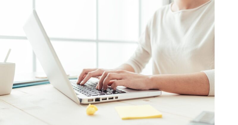 パソコンをしている人の画像