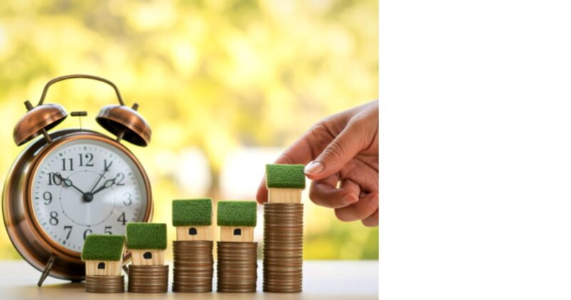 時計と、積まれた硬貨の画像