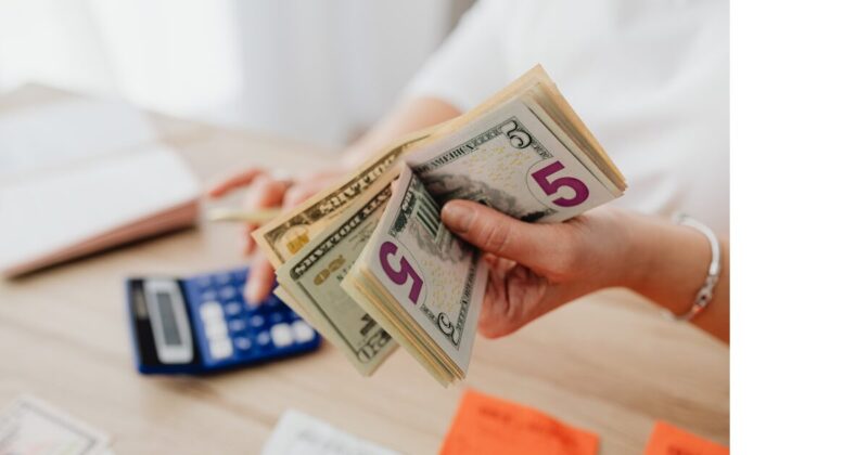 お札を持っている画像