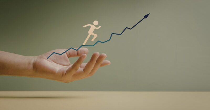 右肩上がりのチャート上を頑張って走っている人のイメージ画像